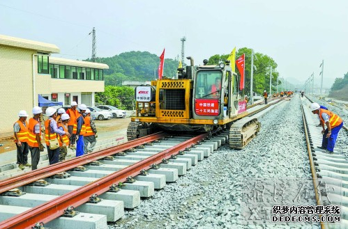 ６月１３日，長株潭城際鐵路圓滿完成全線鋪軌任務，圖為施工現場。（記者 歐陽天 攝）