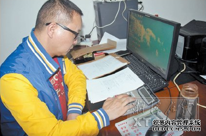 昭山示范區征拆所工作人員胡昆正在仔細核算數據。（左媛媛 攝）